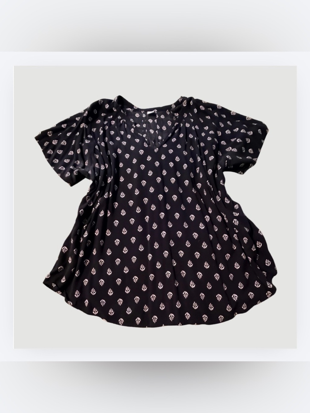 Old Navy Black V-Neck Short Sleeve Tee with White Leaf Print